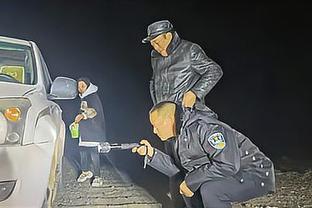 Tường nhà hàng xóm đổ sập vùi lấp nhà, 5 người trong gia đình thương vong -0
